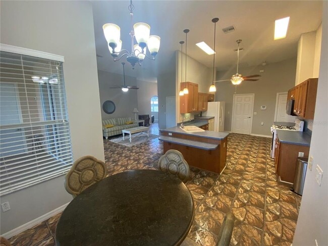 Building Photo - 5141 Aurora Dr