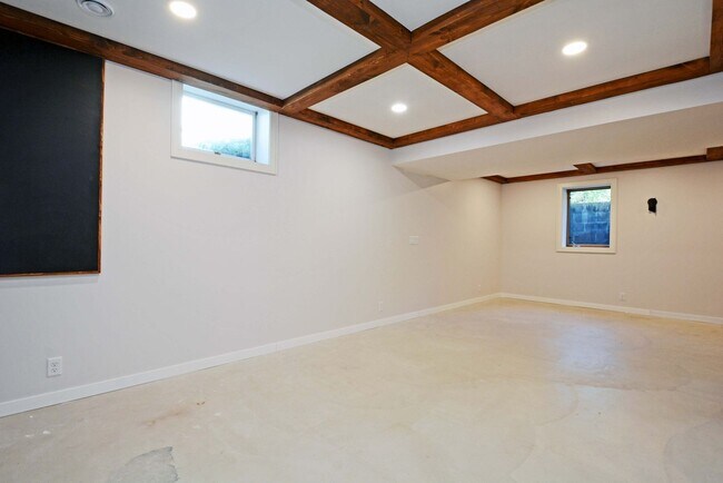 Building Photo - Beautiful 4-Bedroom Home in Vadnais Height...