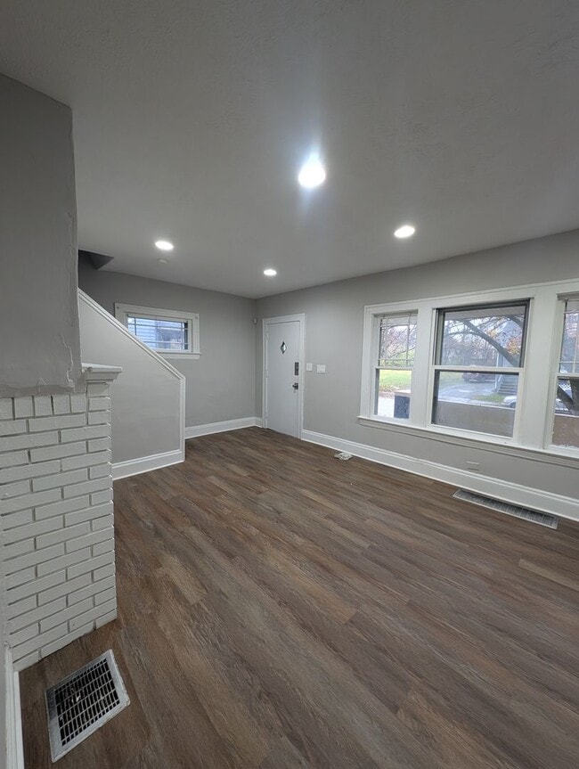 Building Photo - Charming 3BR 1BA Home w/  Solar Panels • Driveway in Cleveland