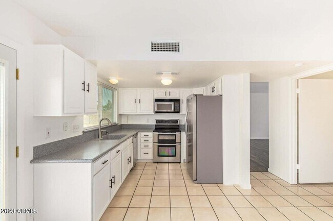 Building Photo - 5449 W Sierra St