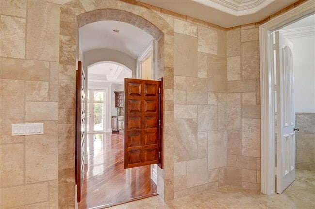 Building Photo - 1320 S Lakeside Dr