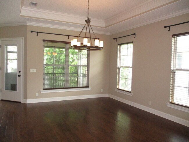 Building Photo - 104 Shadow Wood Bend