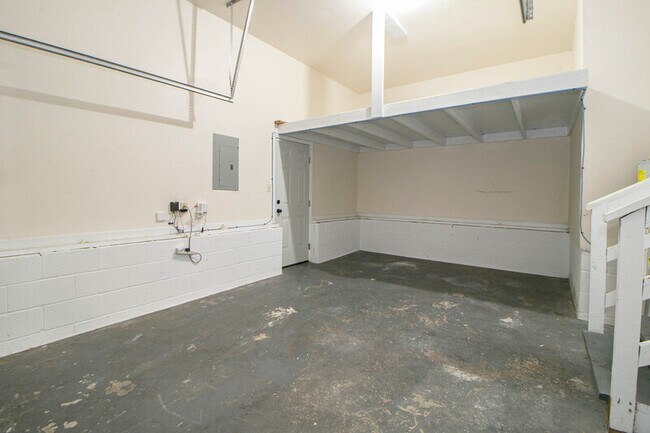 Building Photo - 1212 Kendall Dr
