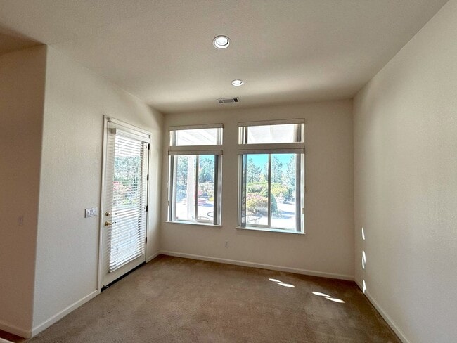 Building Photo - Spanish Springs 5bed/3bath - Move in Speci...