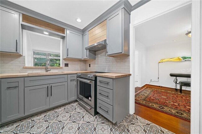 Building Photo - 52 Chaumont Square NW