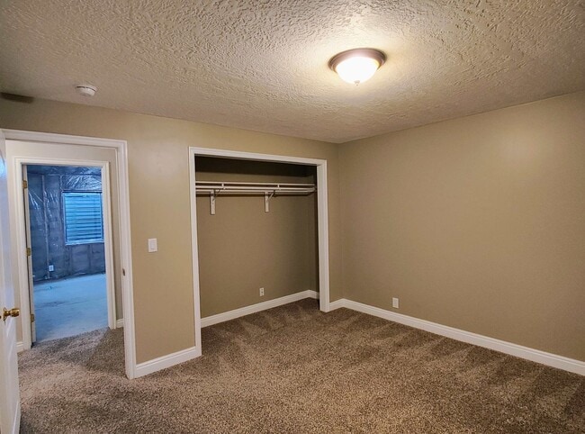 Building Photo - 5 BD 3 BA 2900 sq ft HOME IN DRAPER.