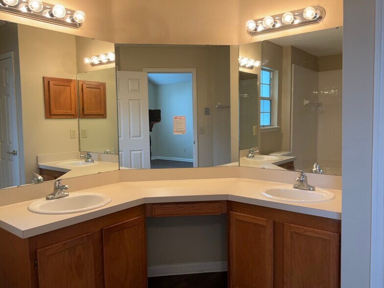 Building Photo - 7691 Enderby Ave E