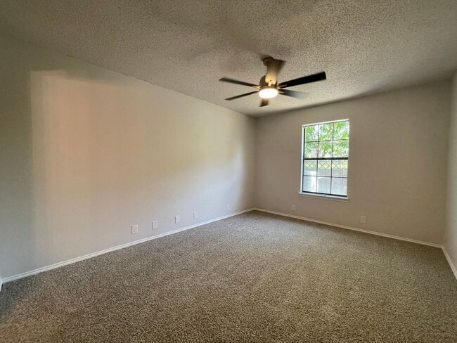 Building Photo - AVAILABLE NOW 2 BED 2 BATH TOWNHOME IN CLE...