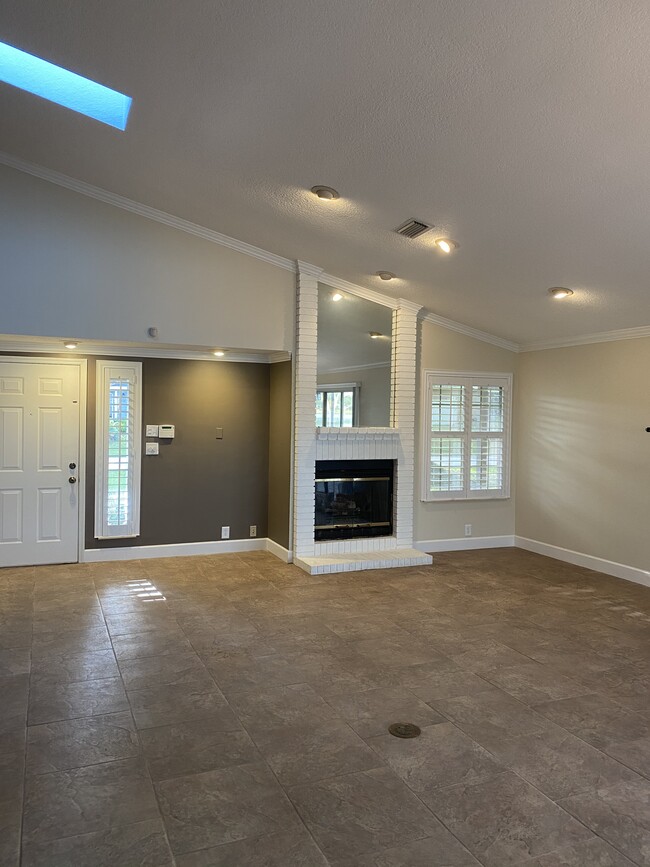 Large family room w/gas fireplace and vaulted ceiling - 556 Wekiva Cove Rd