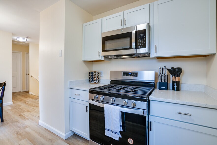 Building Photo - 14220 Fallbrook Ln