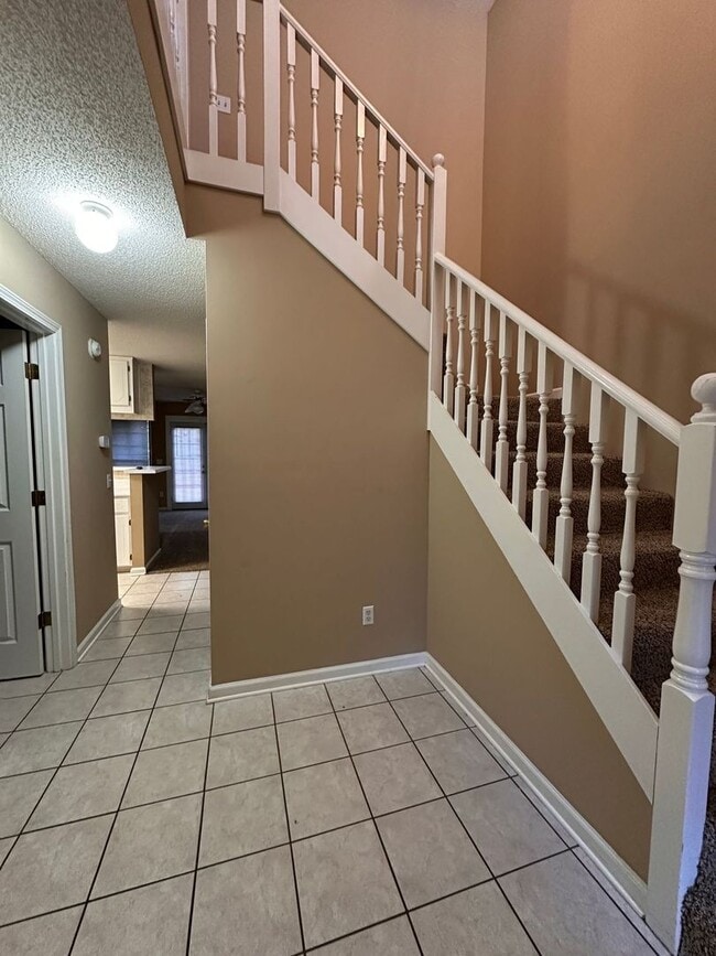 Building Photo - Foxchase Subdivision:  MOVE IN READY!!!!    1/2 OFF 1ST MONTH RENT W/12 MONTH LEASE!!  NEW CARPET...