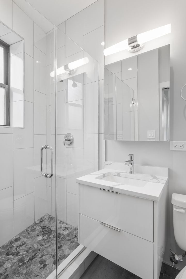 Building Photo - 7503 N Eastlake Ter