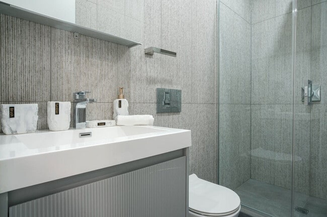 Building Photo - 402 E 11th St