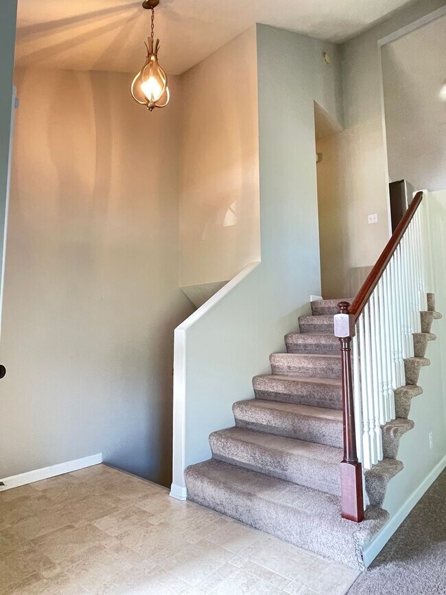Building Photo - Comfortable 3-Bedroom Home in Desirable Millard West Area - $2,095