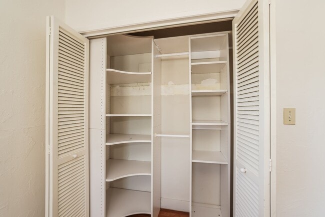 Building Photo - Available 2 Bedroom Home In Redwood Heights!