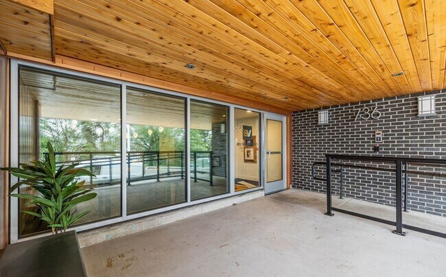 Building Photo - 736 Bellevue Pl E