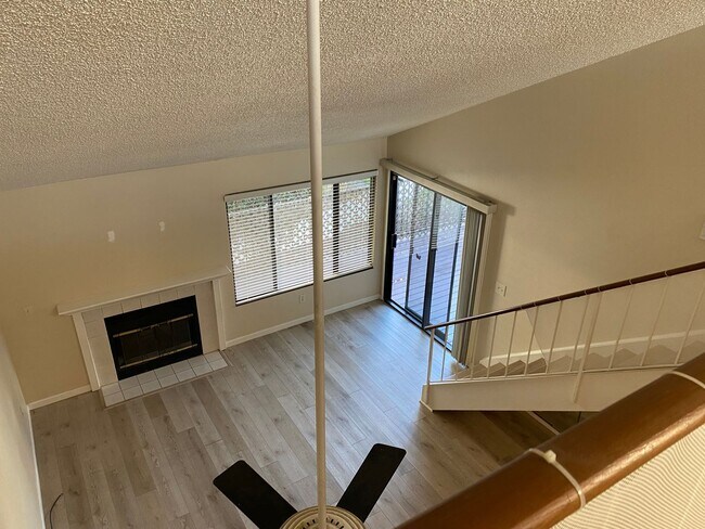Building Photo - Well maintained Harbor Bay townhome. 2 bed...