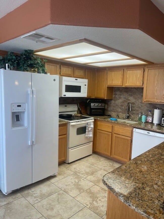 Building Photo - Ground level 2-bedroom 2-bathroom unit loc...