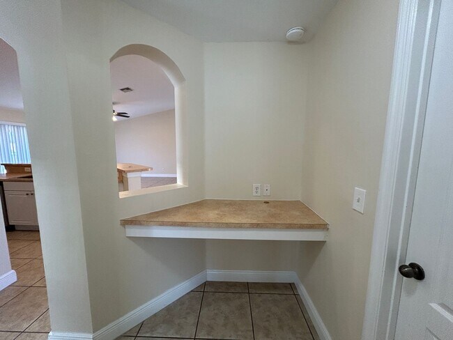 Building Photo - 1900 Kismet Pkwy W