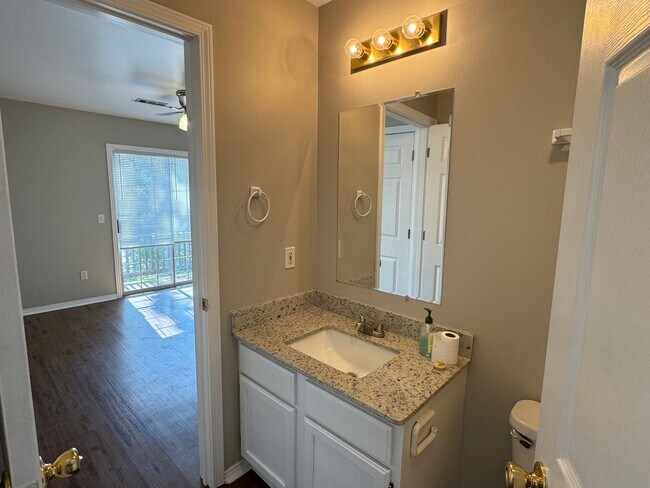 Building Photo - Just off Campus 8/15 Move In!