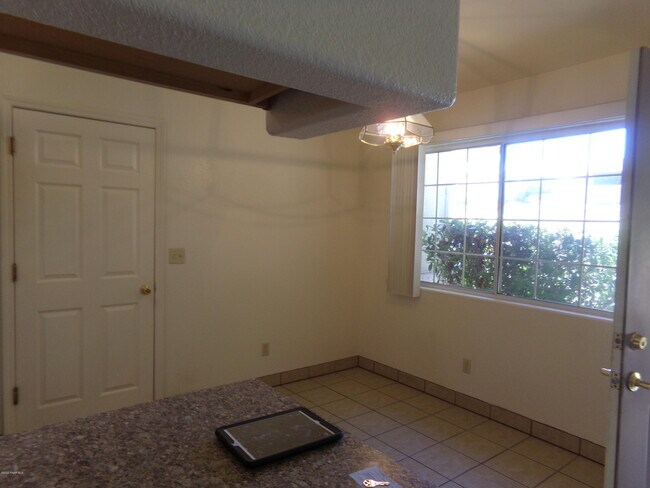 Building Photo - 4801 N Viewpoint Dr