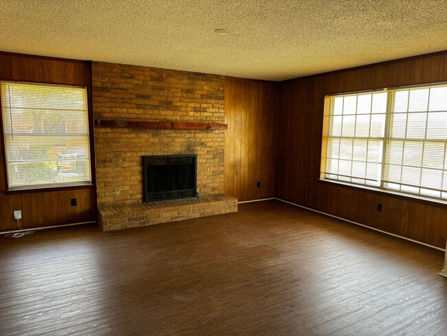 Building Photo - Great 2 Bedroom for Quick Move In