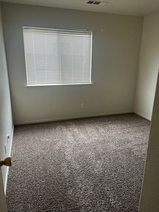 Building Photo - 2 Bedroom 2 bath Home with extra room