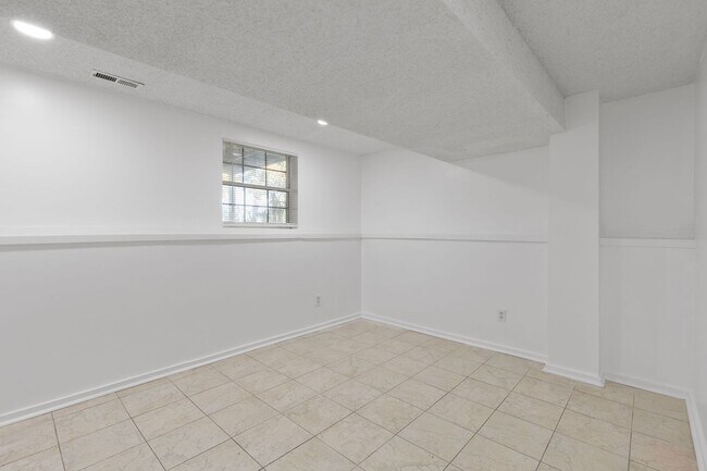 Building Photo - Just Listed! Step into one of the Northlan...