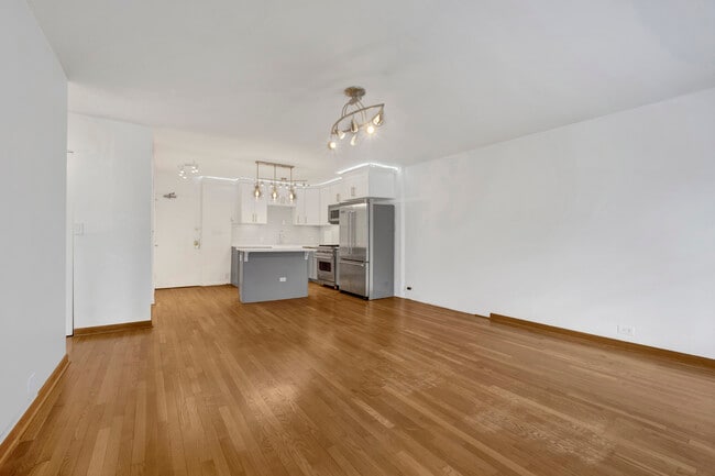 Building Photo - 129 E Bellevue Pl