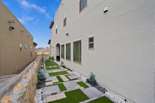 Building Photo - 4567 Marisabel Azcarate St