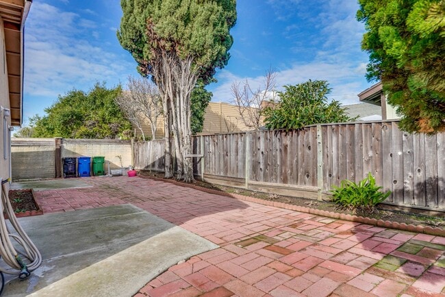 Building Photo - Modernized Fremont Gem: 3BR/2BA with Designer Finishes & Gated Backyard