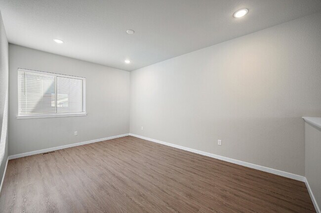 Building Photo - Modern 2 Bedroom, 2.5 Bathroom Townhome with a Loft, Central A/C, Gas Fireplace, and Washer and D...