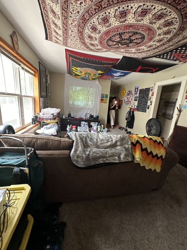 Building Photo - 3 Bed 1 Bath near UWEC! Available June 1st!