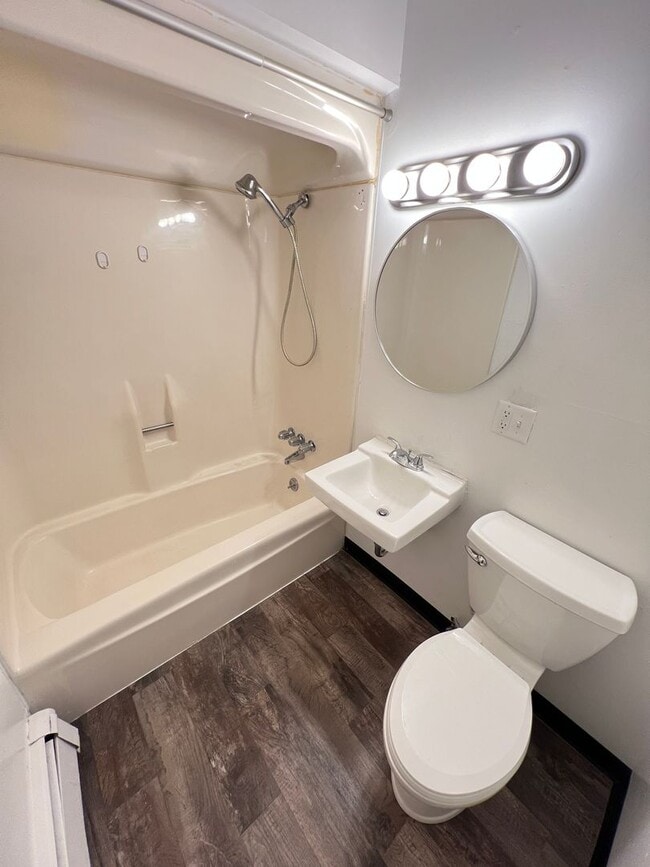 Building Photo - Renovated 2 Bedroom Apartment - AVAILABLE AUGUST!