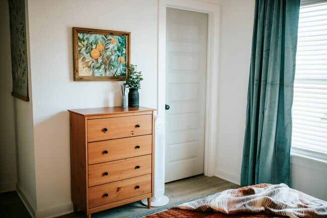 Building Photo - 284 Bailey St