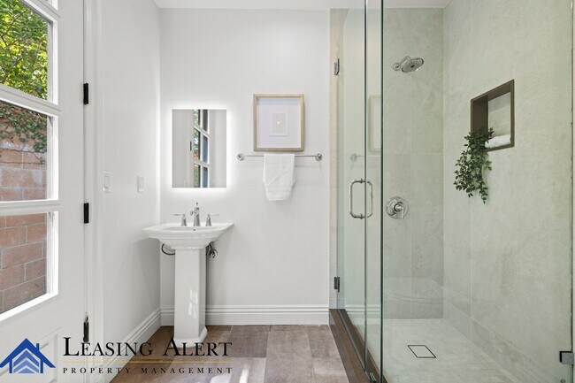 Building Photo - 5011 Hayvenhurst Ave