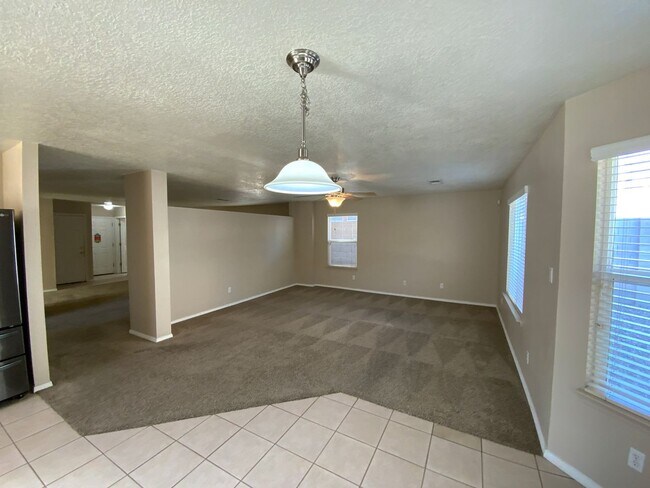 Building Photo - 3 Bedroom Home Available Near Unser Blvd N...