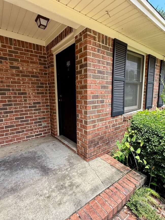 Building Photo - Conveniently Located Townhouse!