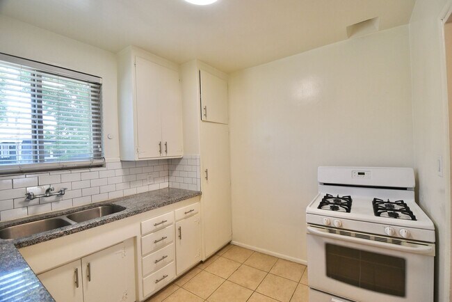 Building Photo - 5103 Cahuenga Blvd
