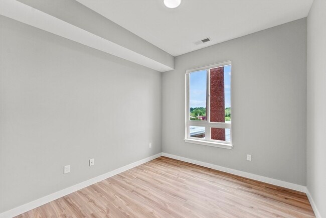 Building Photo - 999 Main St