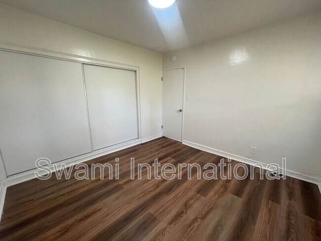 Building Photo - 622 1/2 E 97th