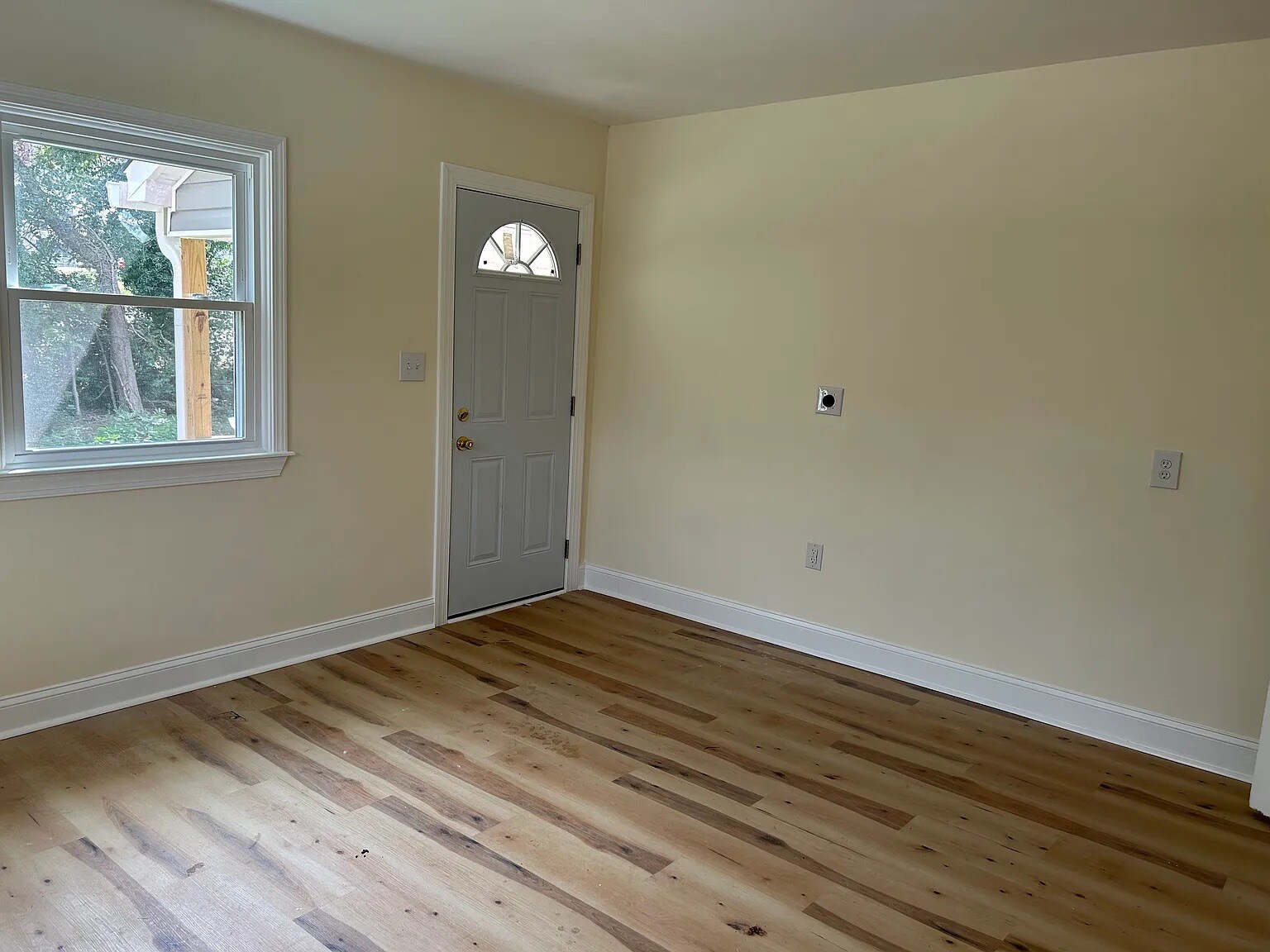 Building Photo - Room in Duplex on Richardson Ave