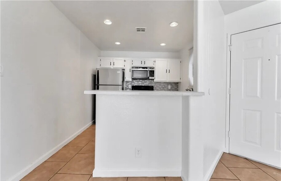 Building Photo - 5076 S Rainbow Blvd