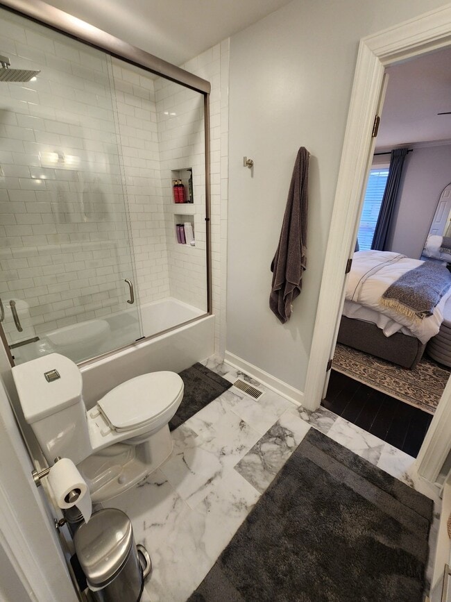 Building Photo - Location, location, location! Beautiful 2BR/1.5BA townhouse in West End Park!