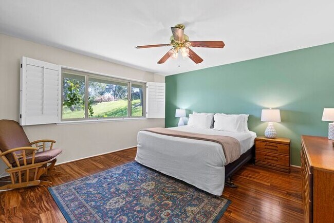 Building Photo - Sweeping Views! Rare and Peaceful 5-home e...