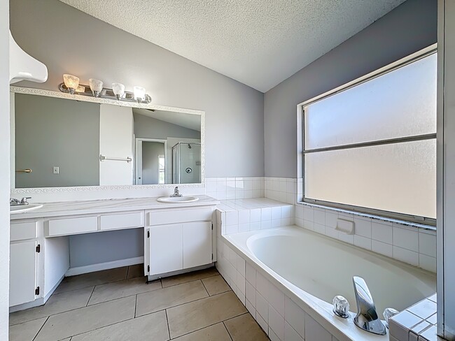 Building Photo - Spacious 4-Bedroom Retreat with 2 Baths in Brandon - 2103 Sq. Ft. of Comfort Awaits!