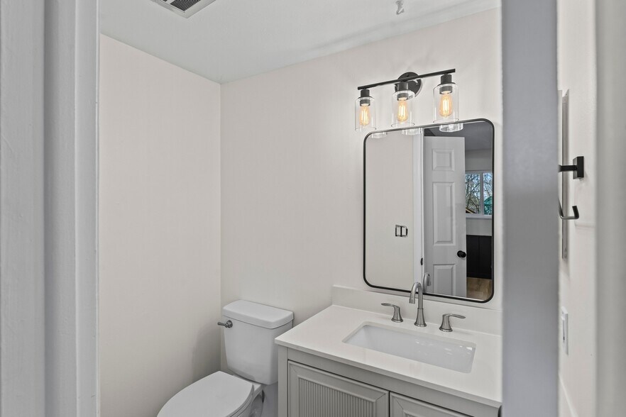 powder room - 3204 Valley Hi Ave