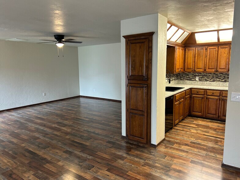 Building Photo - 607 N Robin Way
