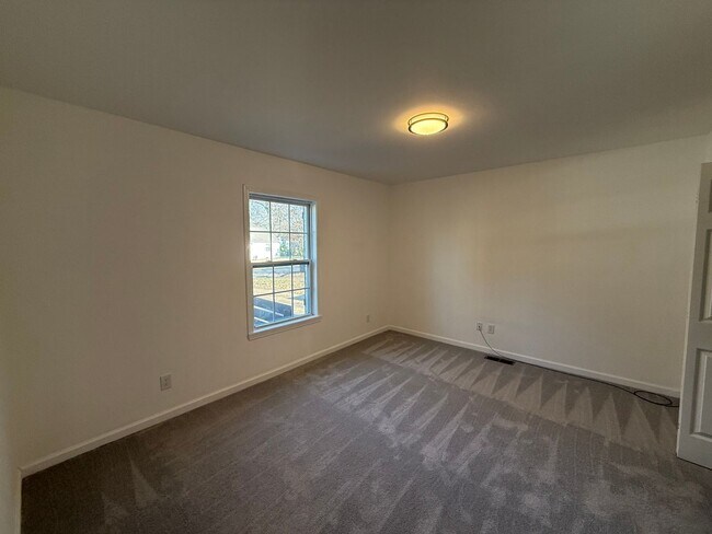 Building Photo - 208 Meadow St
