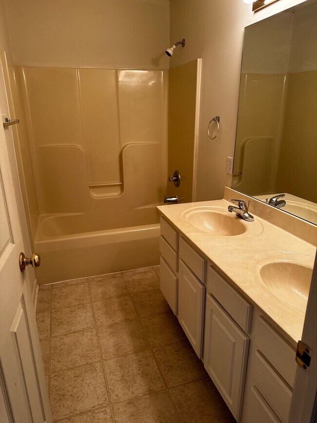 Building Photo - 3334 S Oaklawn Cir